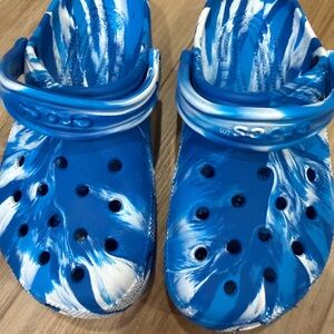 CROCS Kids Blue and White Swirl Sandals